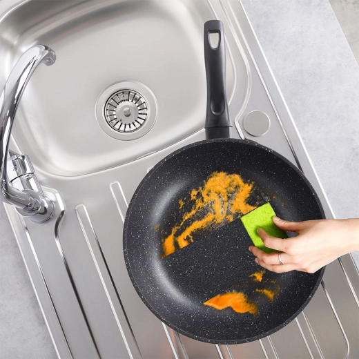 Compatible with all cooktops and easy cleaning