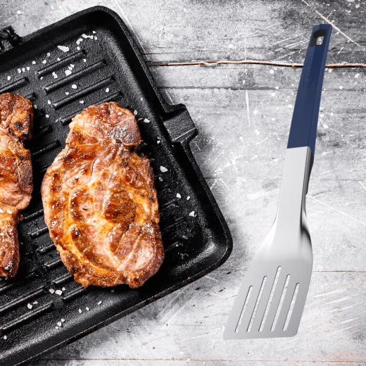 Široko preluknjano rezilo za enostavno obračanje