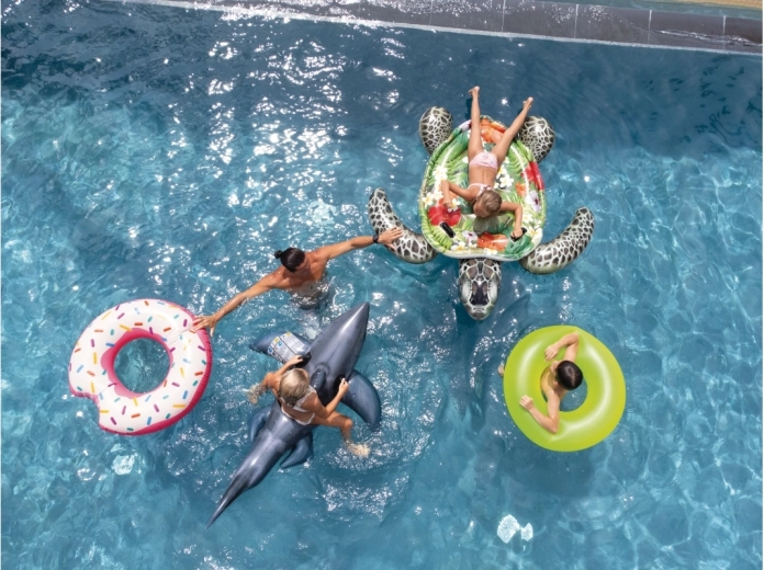 Surface confortable pour s’allonger et jouer