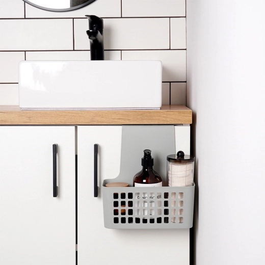 Tidy kitchen and bathroom