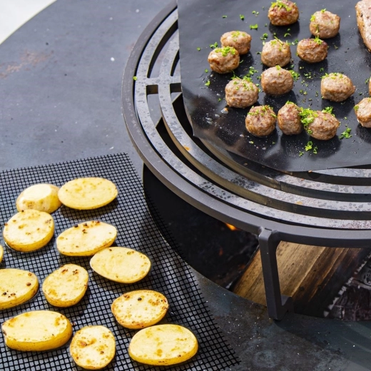 Non-stick surface for clean and easy grilling