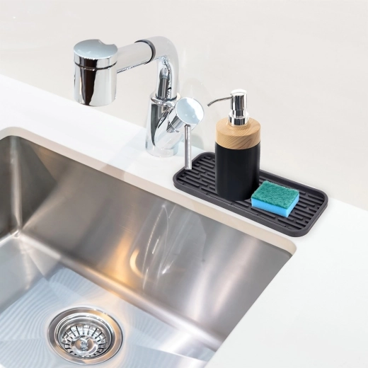 Écoulement rapide de l’eau et plan de travail propre