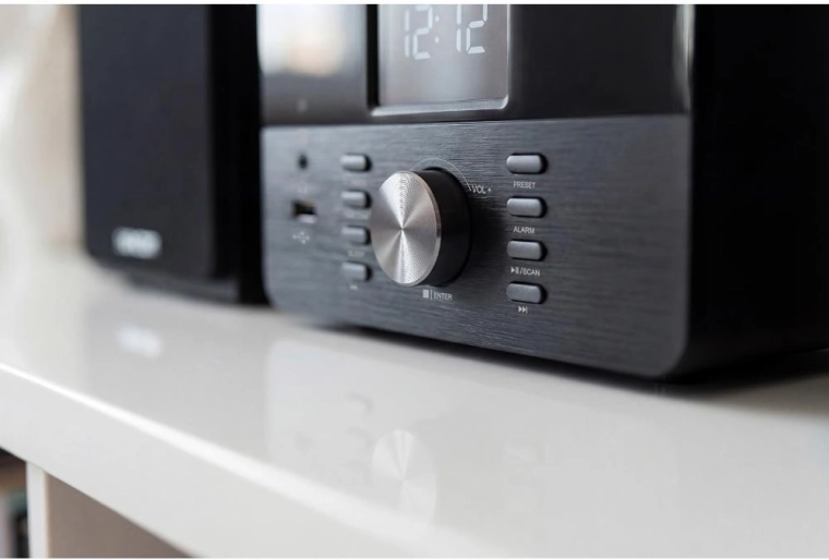 FM radio with RDS and clear controls