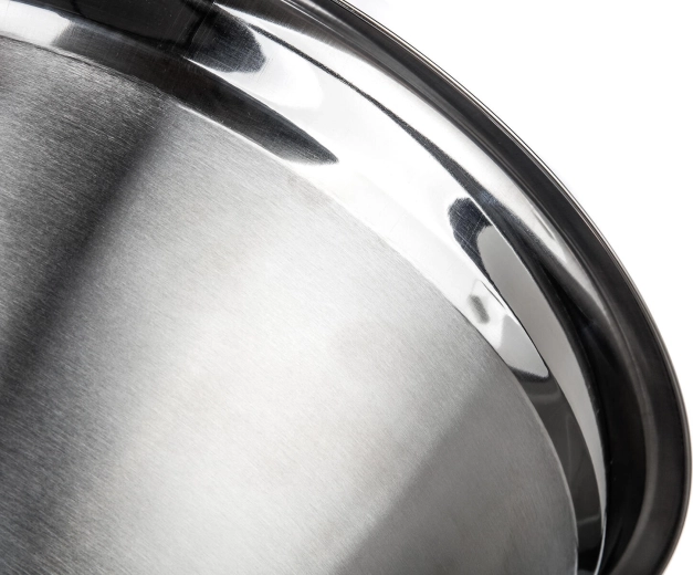 Wide rim for easy pouring