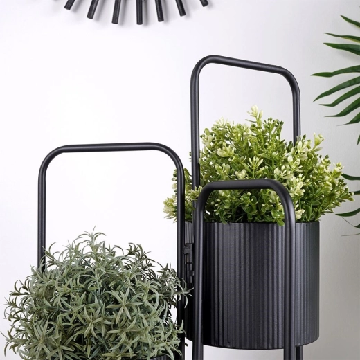 Trdna kovina in rebraste poličke