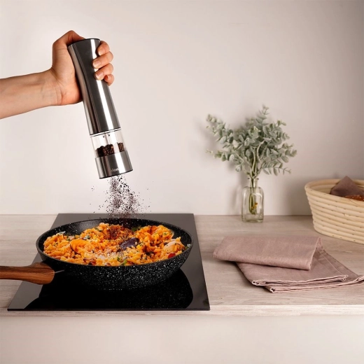 Powerful electric grinding at the touch of a button