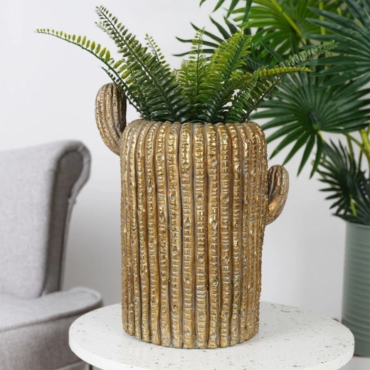 Striking golden look