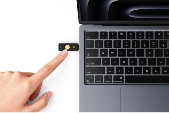 Conferma tramite tocco via USB‑C e NFC