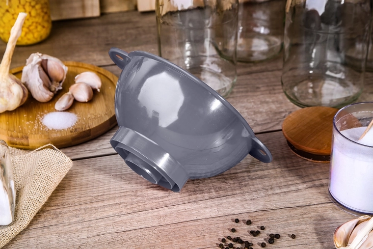 Wide bowl for spill-free pouring