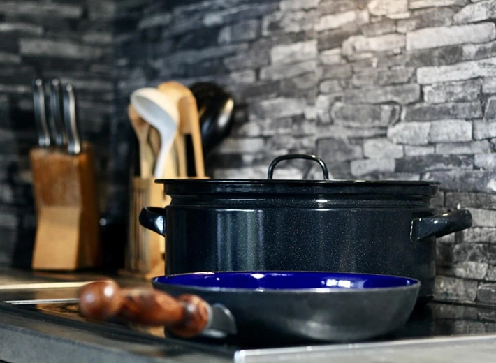 Kompatibilan s indukcijom i svim vrstama štednjaka