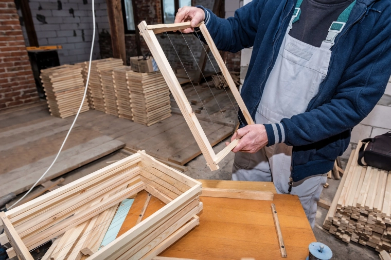 Idealny do drutowania ramek pszczelarskich