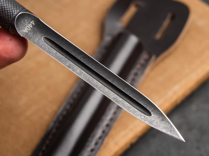 Triangular blade with period-correct geometry