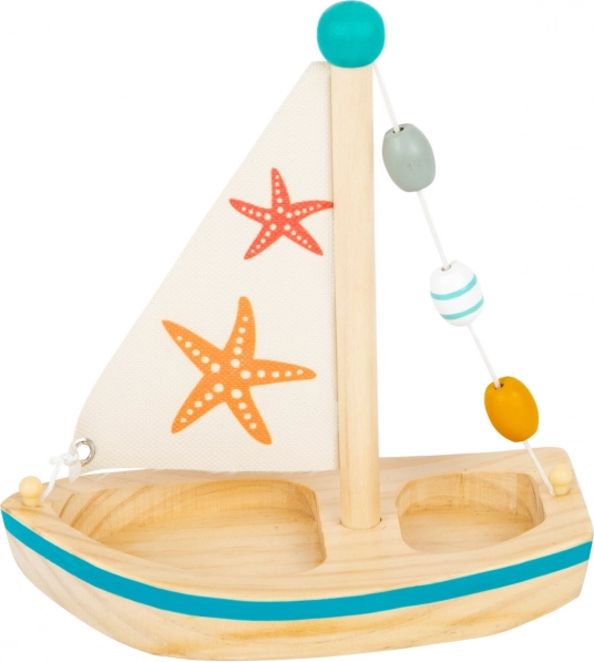 Small Foot houten zeilboot met zeesterren voor in het water