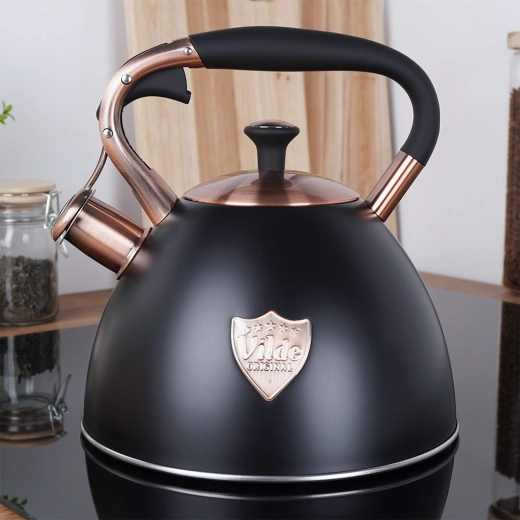 Elegante matzwarte afwerking met koperen details