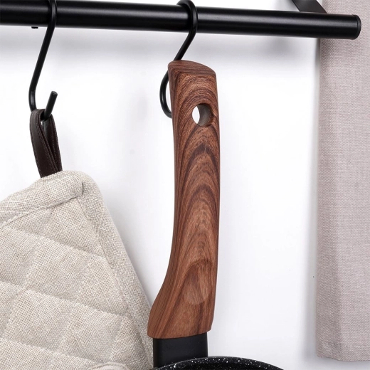 Komfortable Griffgestaltung in Holzoptik