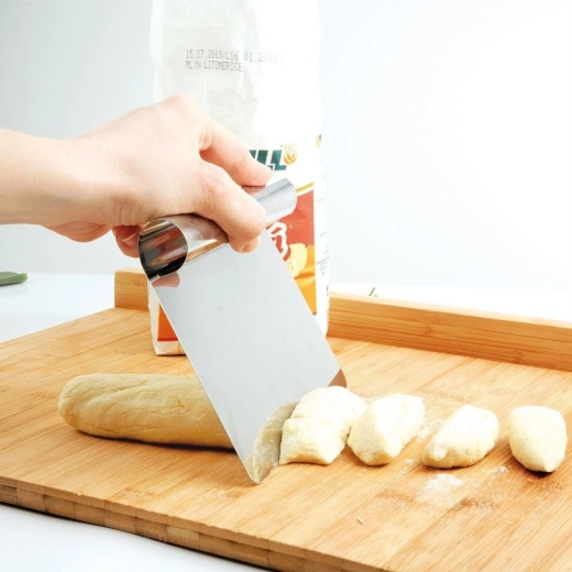 Wide stainless blade for clean cuts and smooth surfaces