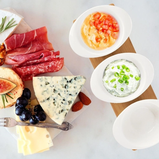 Ciotole e cucchiaini in porcellana per un servizio facile