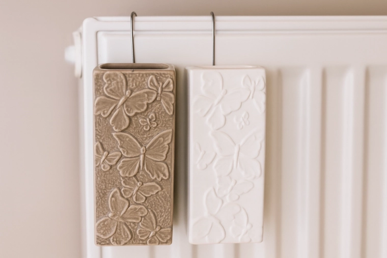 Elegante Keramik mit Schmetterlingsrelief