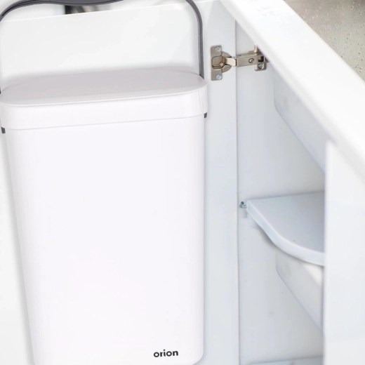 Platzsparendes Aufhängen an Tür und Wand