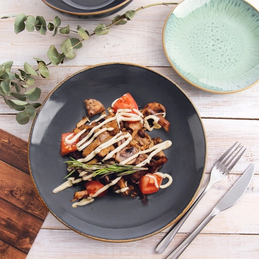 Versatile plate for everyday dining