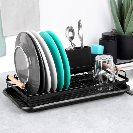 Removable drip tray and a dry countertop