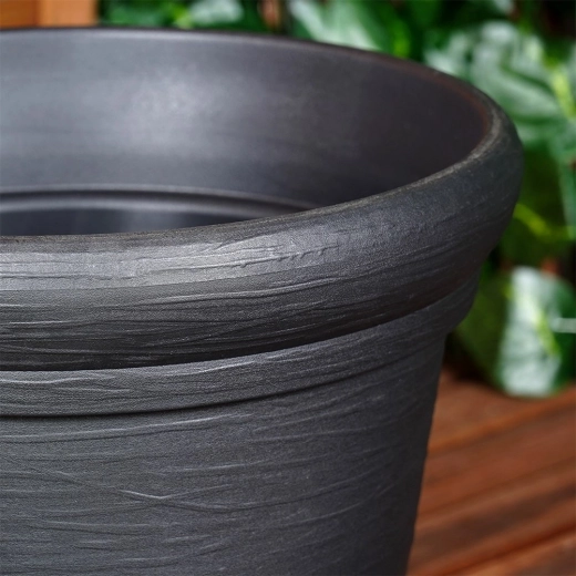 Odporen in lahek material