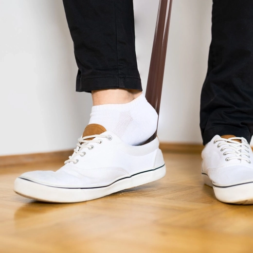 Comfortable shoe putting-on without bending