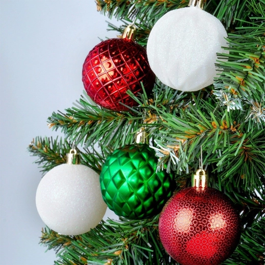 Celovit komplet 35 kos z obešali