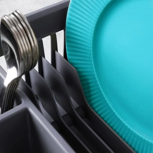 Kapaciteta do 12 krožnikov in prostor za skodelice