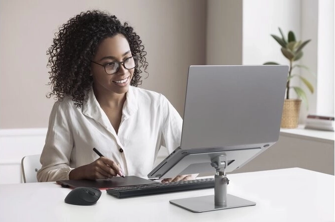 Ergonomic height and tilt without tools