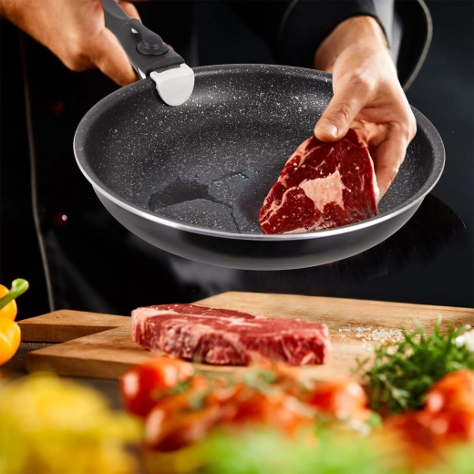 Adaptée pour saisir la viande et pour une cuisson sautée rapide