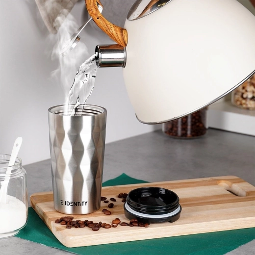 Lunga tenuta della temperatura grazie all’isolamento sottovuoto