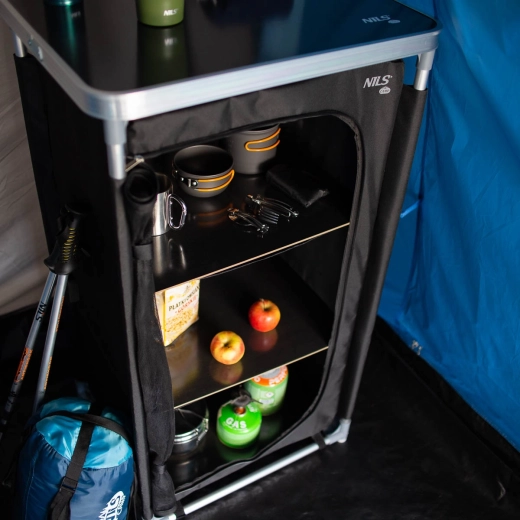 Tre ripiani e piano superiore per il massimo ordine