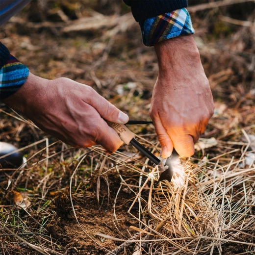 Strong sparks for quick fire starting
