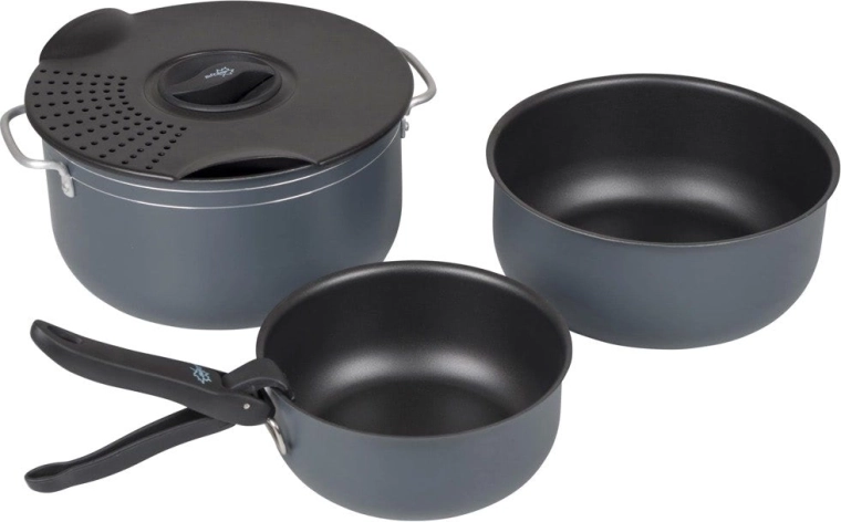 Non-stick surface and lid with strainer