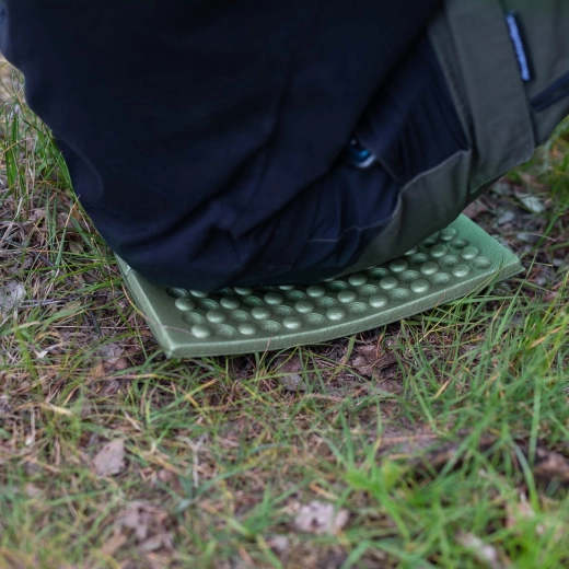 Assise et appui à genoux confortables sur le terrain