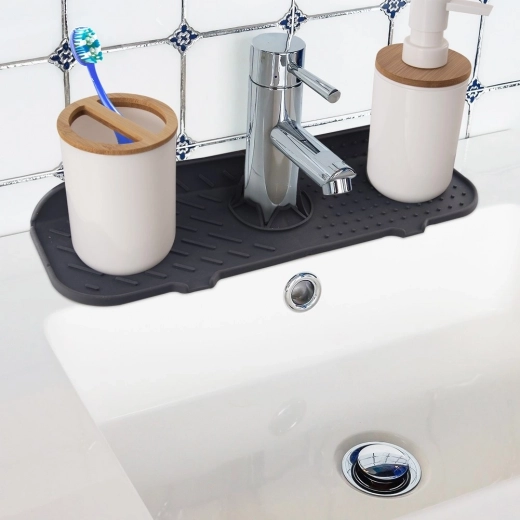 Tidy kitchen and bathroom