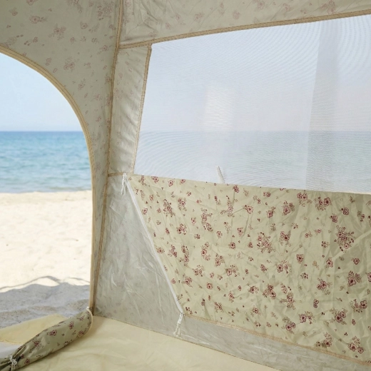 Privacy and ventilation thanks to mesh windows