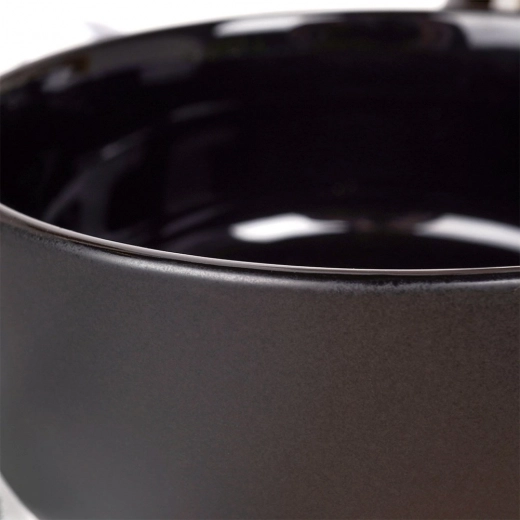 Elegant contrast: matte outside, glossy inside