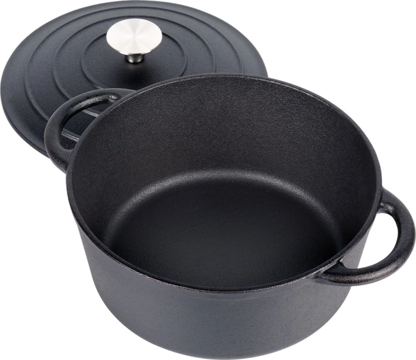 Comfortable handles and tight-fitting lid