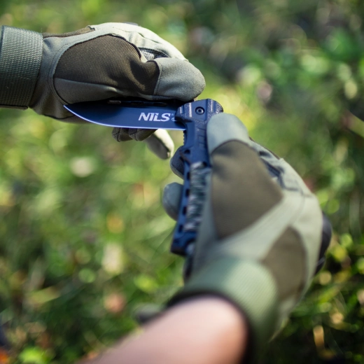 One-handed opening and secure liner lock