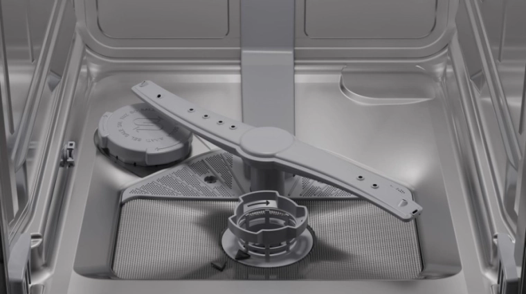 Efficient cleaning with spray arms and filtration