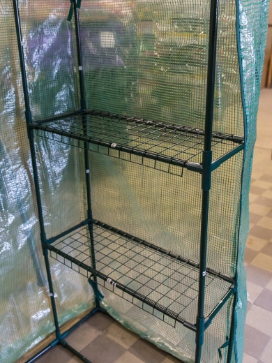 Ripiani spaziosi e robusti per le piantine