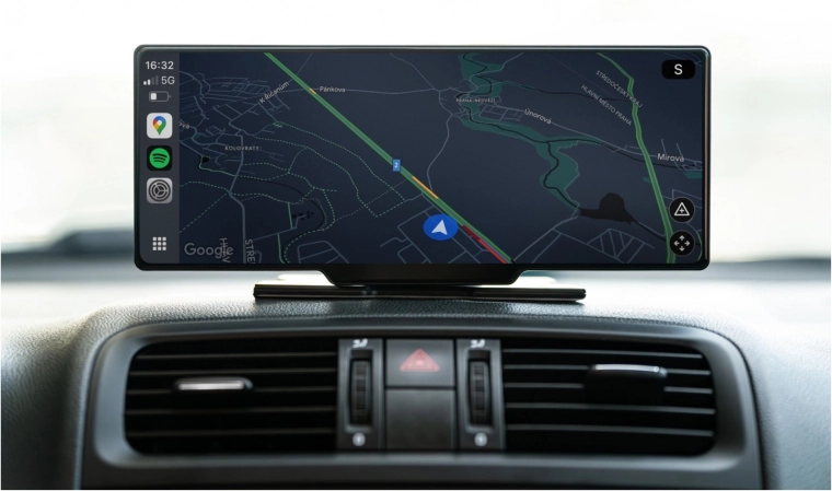 Wide 10.26" IPS touchscreen