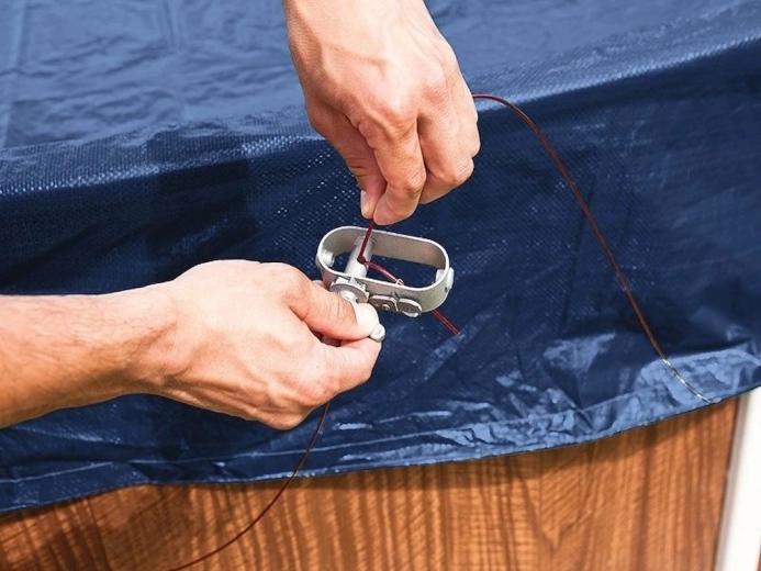 Fast and secure fastening with cable and ratchet