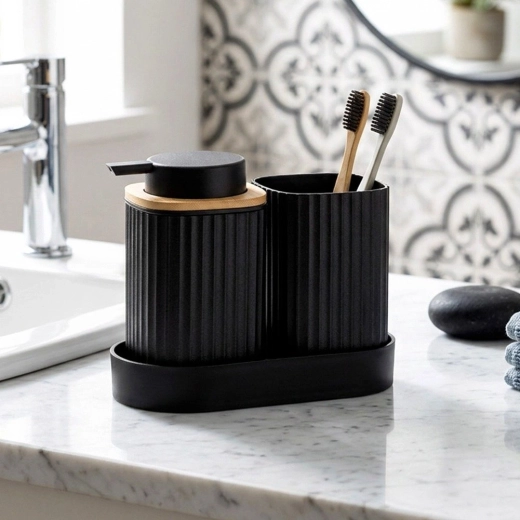 Tutto su un unico vassoio per un lavabo pulito