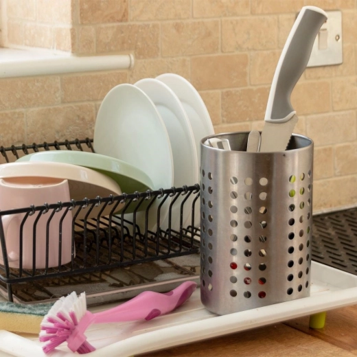 Ordine sul piano di lavoro e nel gocciolatoio