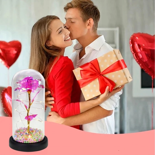 Žareča vrtnica pod steklom