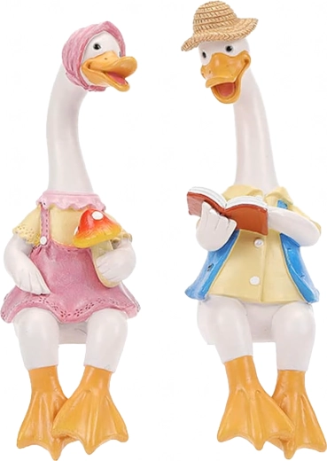 Seduta sul bordo con gambe penzolanti