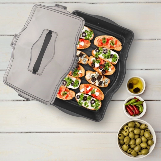 Grande capienza per torte e rinfreschi